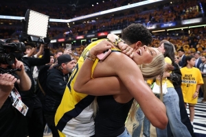 求生欲！哈利伯顿答经典问题：我妈和未婚妻首发 裁掉克拉克