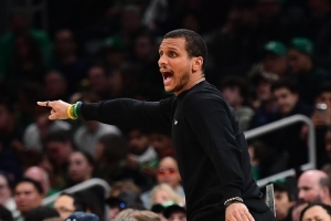 马祖拉暂停喊话：小乔丹4天前还是个街溜子 你却让他在你身上扣篮