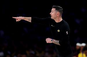 雷迪克：我们这场缺持球手 队员们打得很努力 年轻人能从中学习