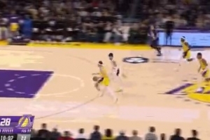 短路了！阿夫迪亚连续出现失误 湖人反击迅速迫近比分