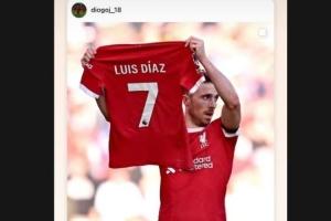 亲戚或余悲！遗孀社媒纪念“若塔举球衣声援迪亚斯”：2年前…