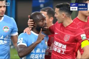 现场球迷朝阿奇姆彭学猴子叫+骂黑鬼+竖中指，导致比赛一度中断