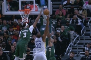 被围困！霍福德强攻库兹马 被身后特纳暴起大帽将球扇飞