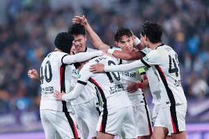 今晚报：中超争冠“三国杀”蓉城先出局 海港末轮战平英博即夺冠