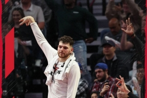 NBA杯首战险胜掘金！开拓者赢球海报 克林根庆祝手势入镜