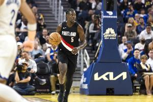 手感不佳主打串联！霍勒迪13中4砍下11分13助攻2抢断