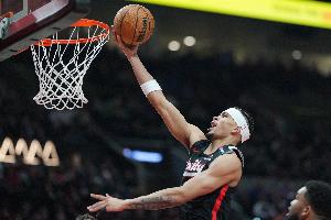 防守靠谱！卡马拉12中5拿到14分2板3助2断2帽 末节送关键大帽