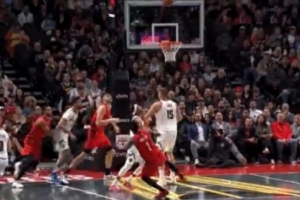 看着不轻！韦斯利受伤瞬间 身体不平衡落地疑似掰到了左膝