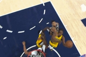 顽强！内史密斯冲击内线 变节奏上篮打中帮助步行者再度扳平